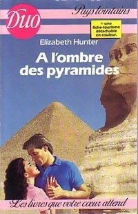 Couverture de A l'ombre des pyramides