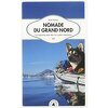 Nomade du grand nord, en kayak de mer avec un chien esquimau