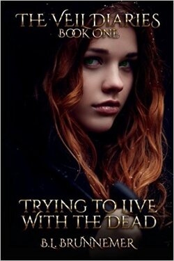 Couverture de The Veil Diaries, Tome 1 : Trying To Live With The Dead